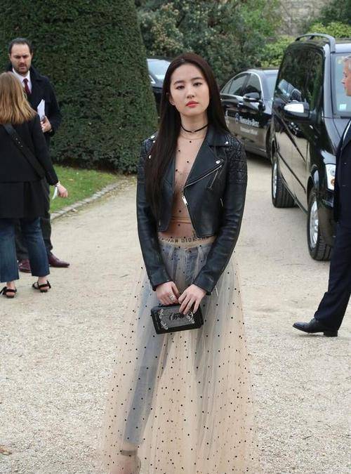 场合 刘亦菲的“清纯”脸没白长,35岁看着像18岁,穿皮衣凹造型挺时髦