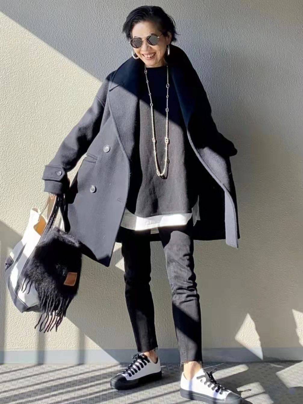 重心 这才是奔六女人该有的冬季打扮,不显老不扮嫩,1米53也能很大气