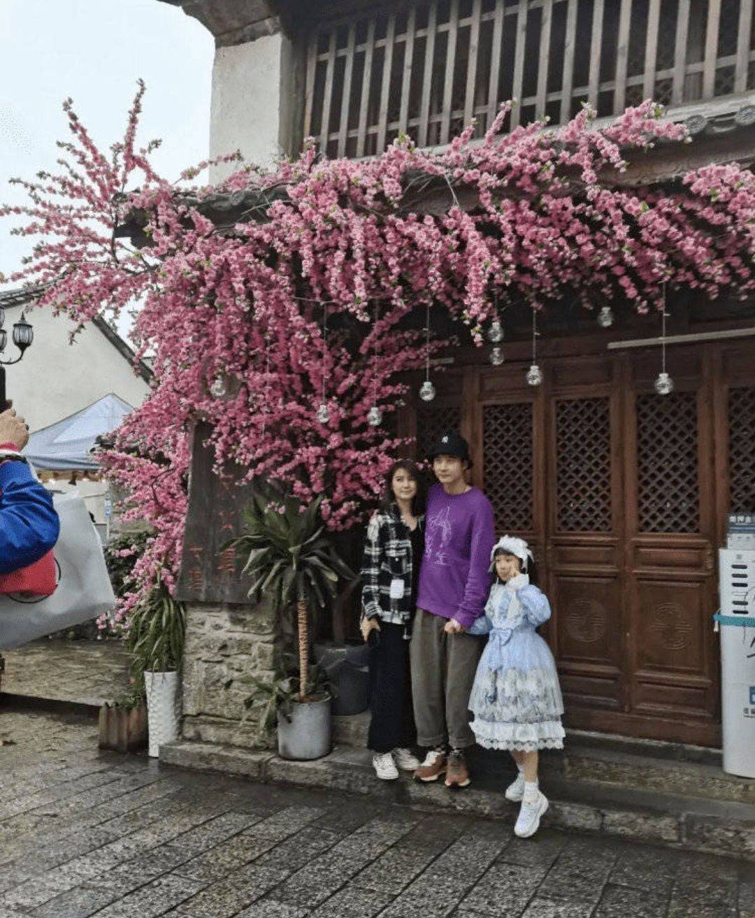 女神明星漂亮都是包装的，洪欣修了图是少女，但一放生图就是老阿姨！