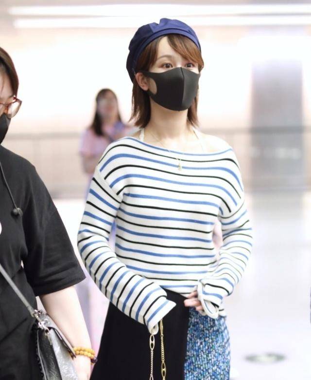 条纹 杨紫瘦下来真任性,条纹衫配拼接裙穿出满满少女感,直接美回18岁