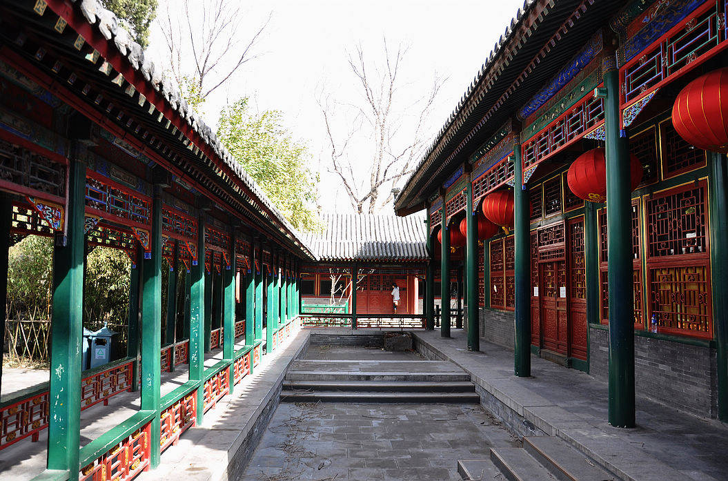 北京一座王府建筑群,严谨地按照轴线对称方式布局