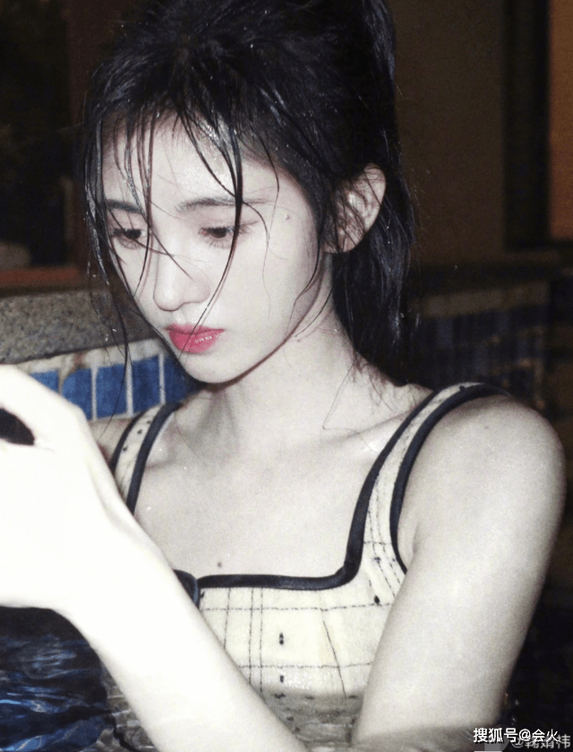 知名女星鞠婧祎穿衣服游泳 一脸水渍头发零散 泡水中皮肤白净 奶油 知名女星鞠婧祎穿衣服游泳 一脸水渍头发零散 泡水中皮肤白净 奶油