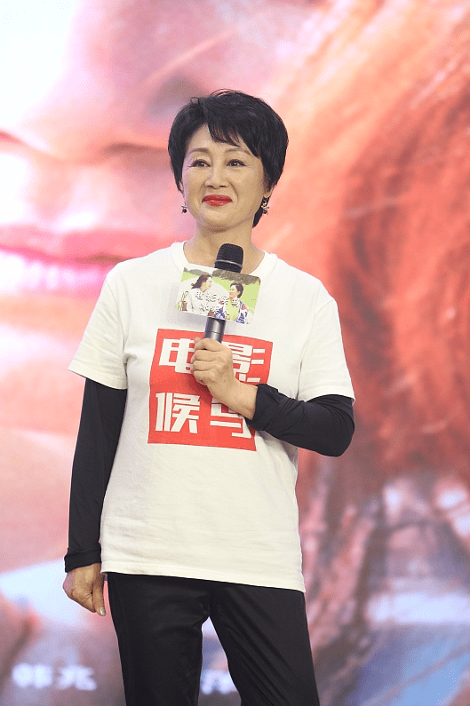 视觉 老年的王姬虽胖了不少，但更显“丰腴”美，穿基础色服装韵味真浓