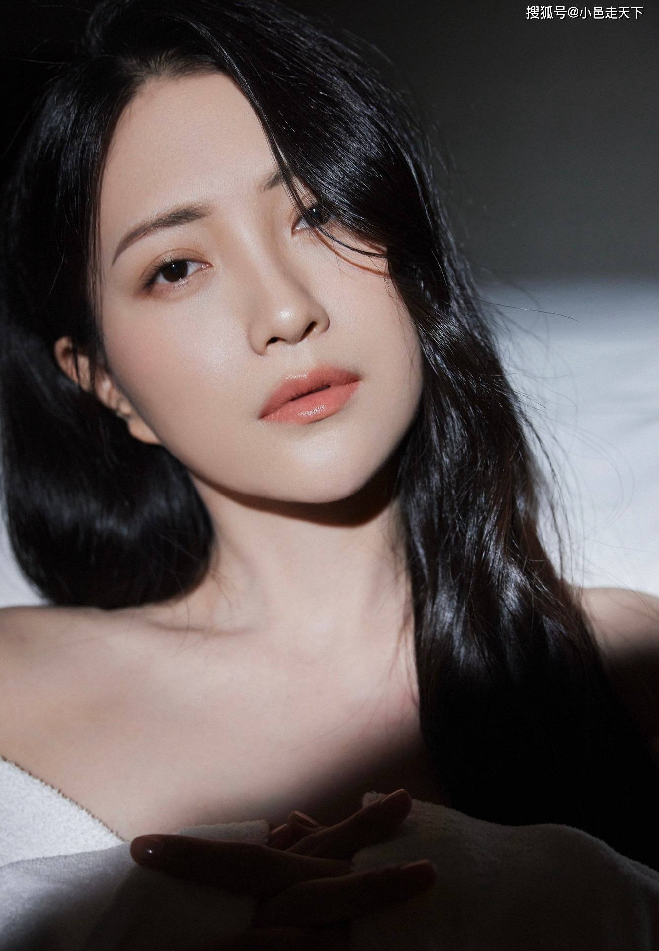 包文婧黝黑长发恬静写真