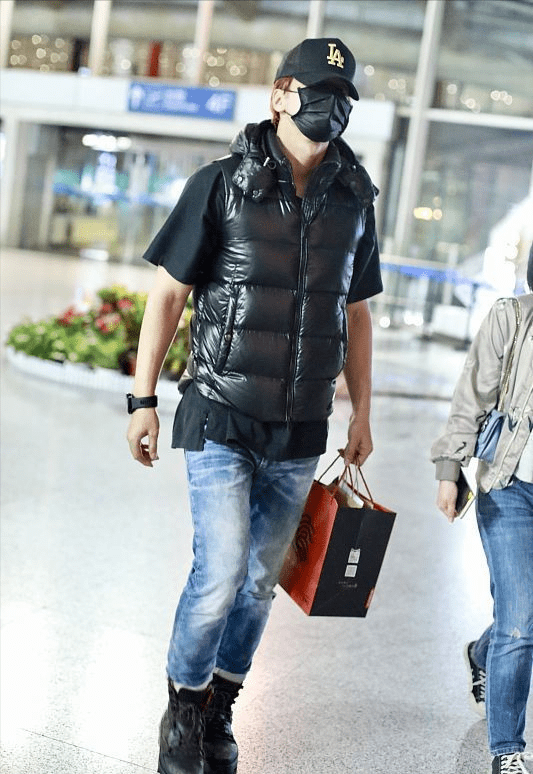 脖子 言承旭穿衣还有偶像包袱,T恤比夹克长半截,看脖子显出老态