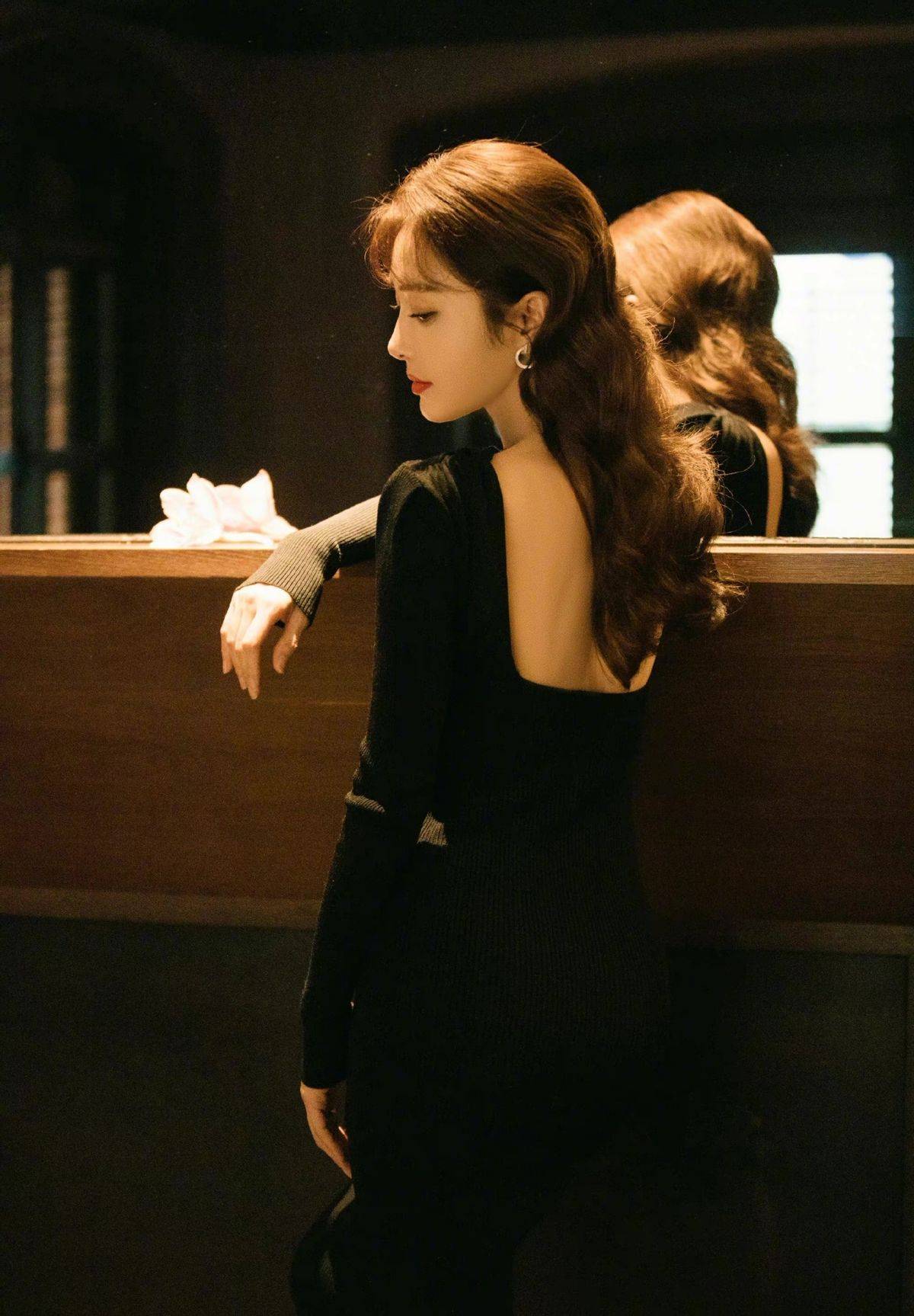 设计 秦岚：回归后太迷人！一身黑色紧身露肩连衣裙现身，这次更加惊艳