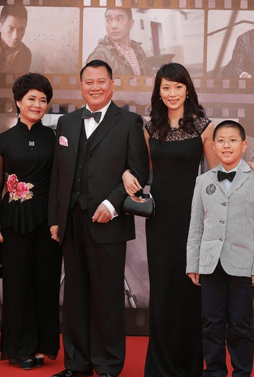 万梓良 万梓良小16岁娇妻太惊艳，穿黑裙搭斜刘海，尽显空姐端庄的气质