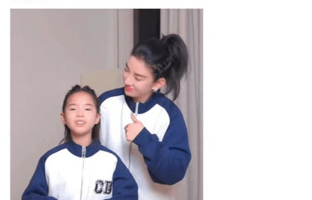 饱和度 黄奕女儿逆袭！穿运动装唱红歌好端庄，气质美貌变化太大像女明星