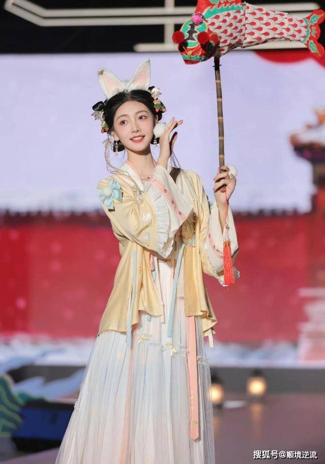 凤凰仙她们不像是来走秀，倒像是天上仙女来“赴宴”的！
