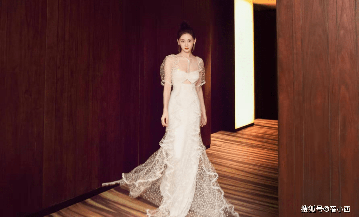 身材 郑恺老婆苗苗挺自信的，穿白色裙“挖个洞”，这“身材”果真好看