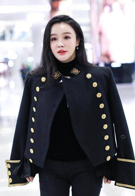 脸蛋 冉莹颖穿上外套之后,看着正常了很多,圆圆的脸蛋真年轻啊