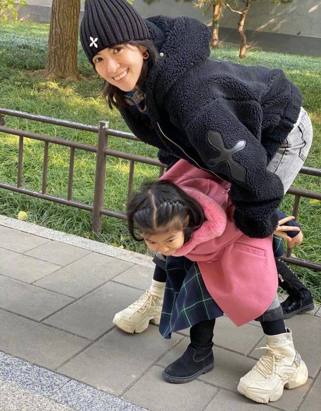 饰品 章子怡一家出游不带大女儿，儿子打扮比姐姐还娇俏，她瘦太狠显老