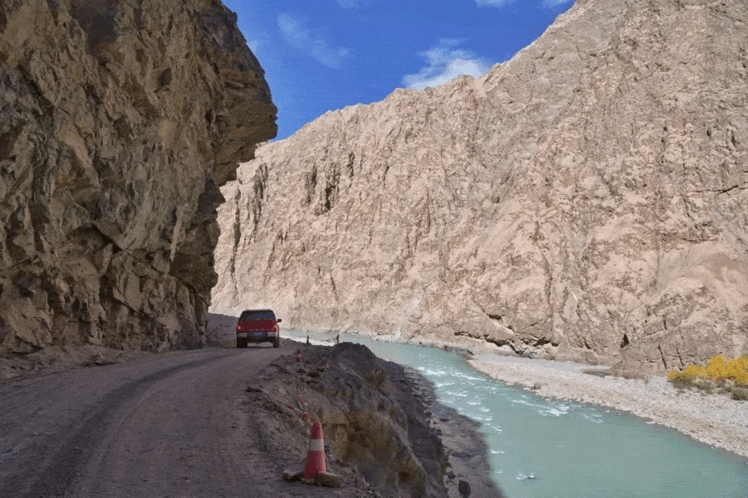 在新疆的帕米尔高原上-塔莎古道，除了险峻的路还有壮美的景