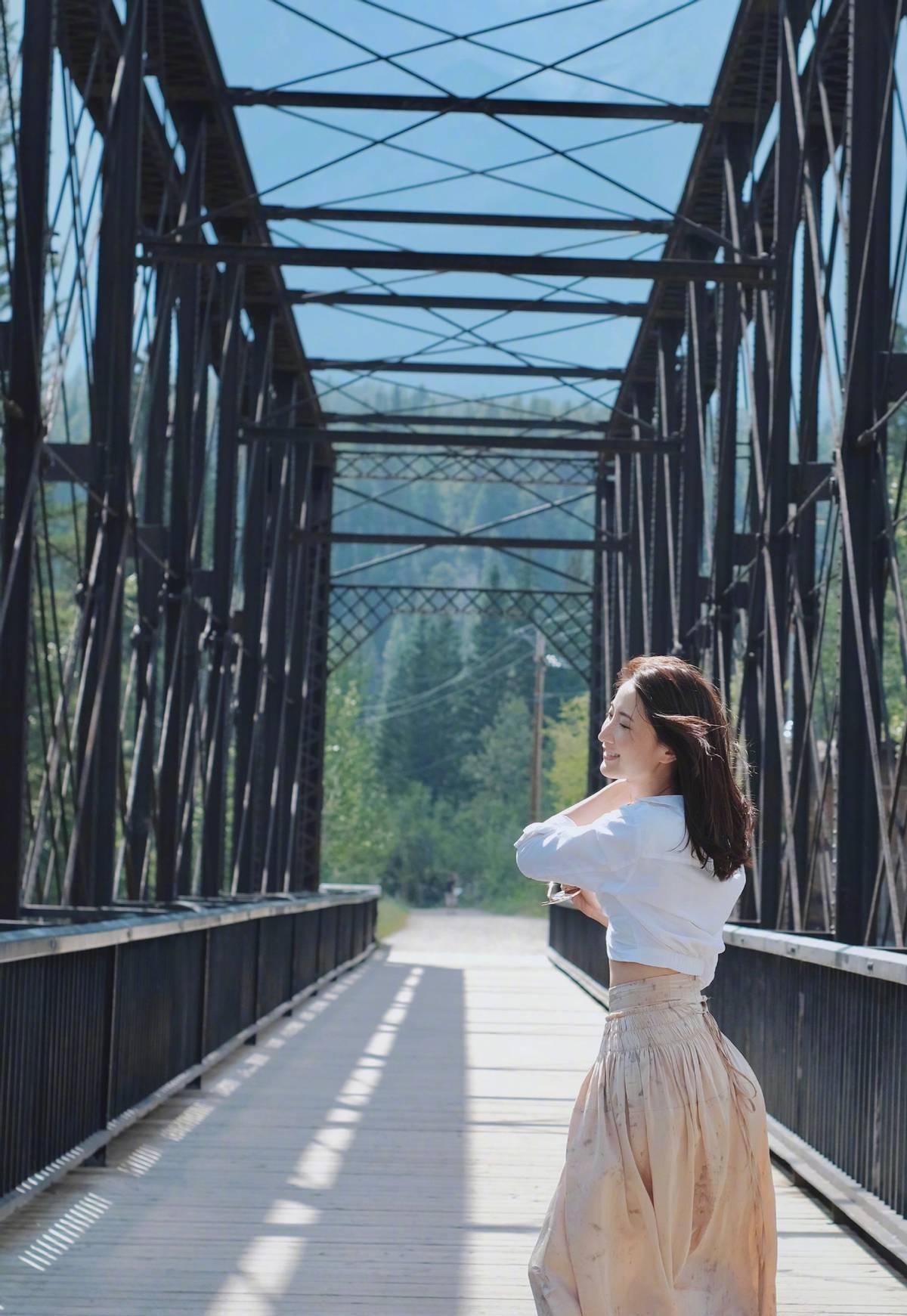 显得 陈赫的前妻真的很洒脱，旅游的时候穿上露脐装，年轻大方腰还细