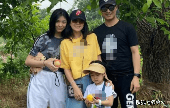 皮肤章子怡一家四口公园游玩！5岁女儿坐栏杆上胆子大，儿子头发浓密皮肤超白
