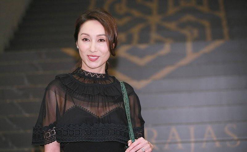 服装 郭可盈保养得真好，看生图真的嫩，穿的黑色服装时髦还妩媚