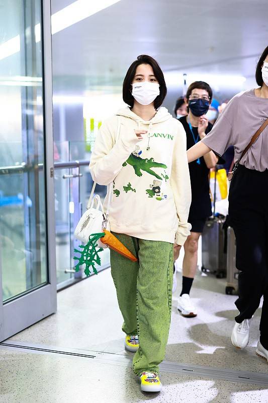 短裙 欧阳娜娜姐妹仨罕同框，模样相似还都穿卫衣，认不清谁是姐谁是妹