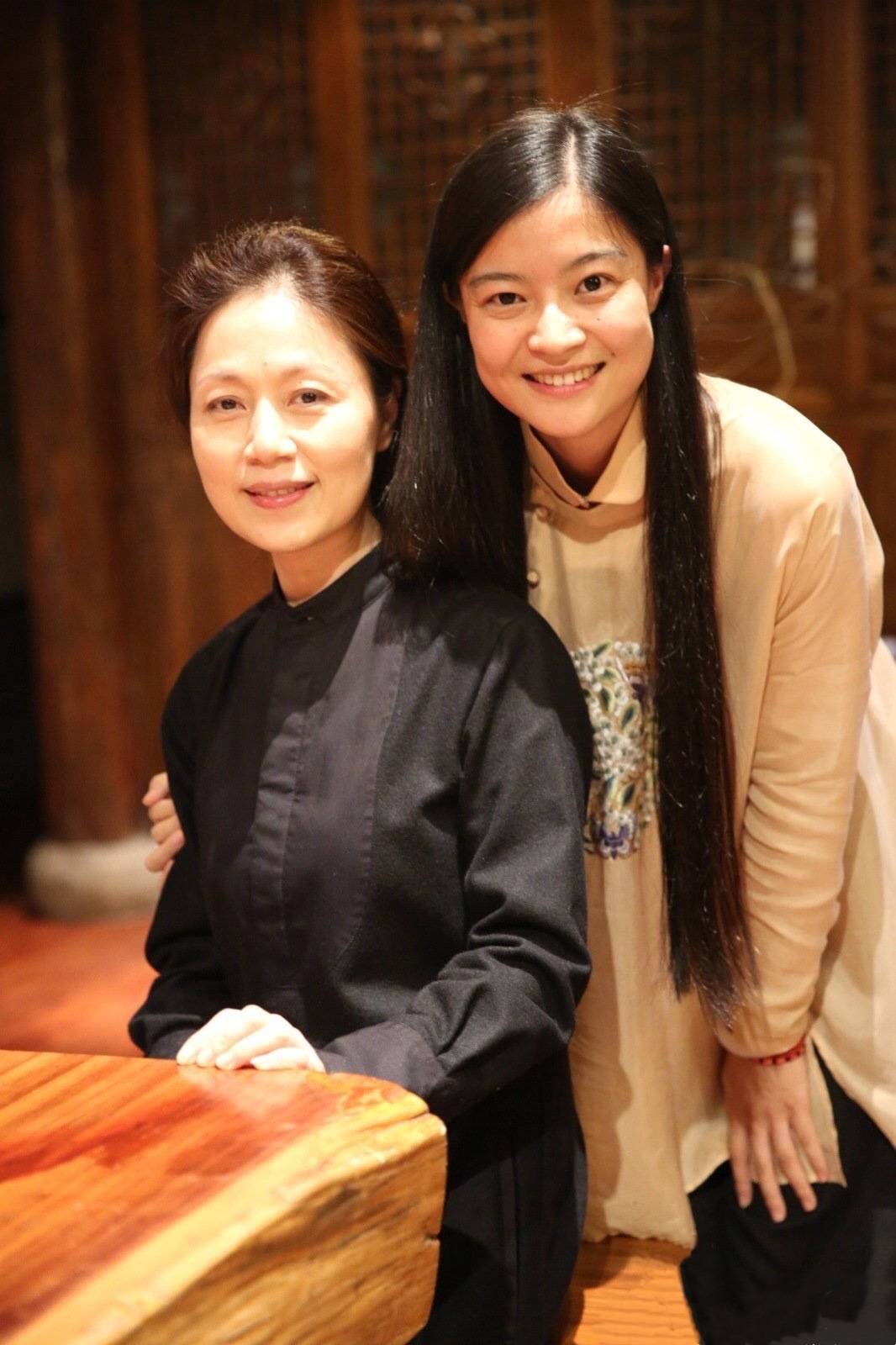 面料 奔六的马兰依然很美，黑色系穿搭高雅贵气，和余秋雨甜蜜如新婚