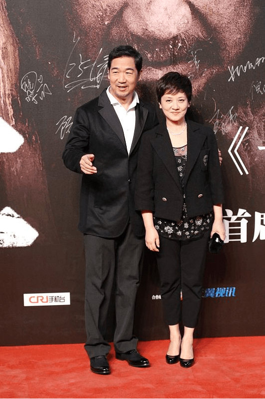 黑色 邓婕的打扮真适合50+的妈妈们，黑衣配花内搭好优雅，素颜都不丑