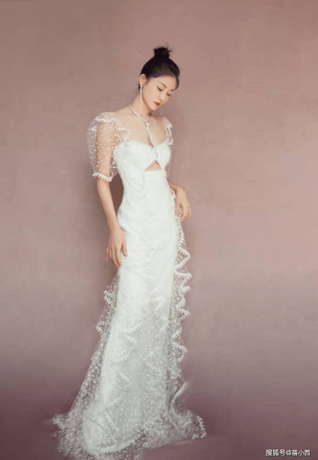 身材 郑恺老婆苗苗挺自信的，穿白色裙“挖个洞”，这“身材”果真好看