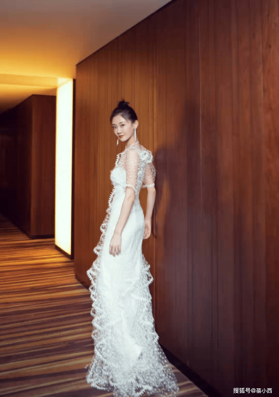 身材 郑恺老婆苗苗挺自信的，穿白色裙“挖个洞”，这“身材”果真好看