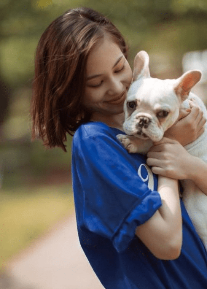 颜色 颖儿虽然身上没肉，但与日本女人并肩，却美得很有高级感很有气质