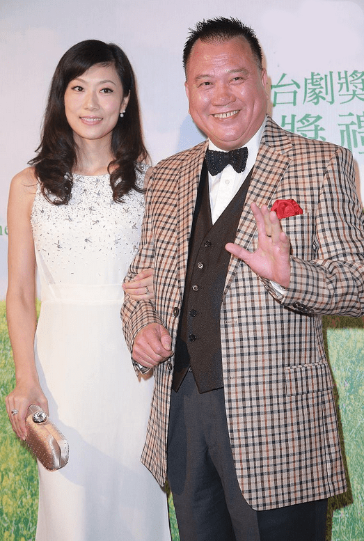 万梓良 万梓良小16岁娇妻太惊艳，穿黑裙搭斜刘海，尽显空姐端庄的气质