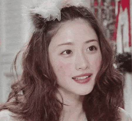 朴彩英 女明星都爱上方领单品？赵露思穿上减龄又显脸小，IU更是仙气逼人