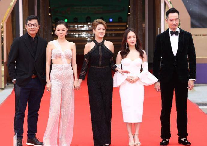 陈自瑶|TVB红毯现场照曝光，74岁汪明荃撑场面，女艺人不惧寒冷大秀身材