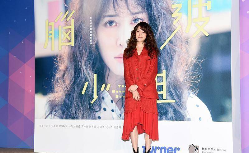 服装 欧阳娜娜的姐姐也很好看，就是审美挺一般，穿的红色服装欣赏不来