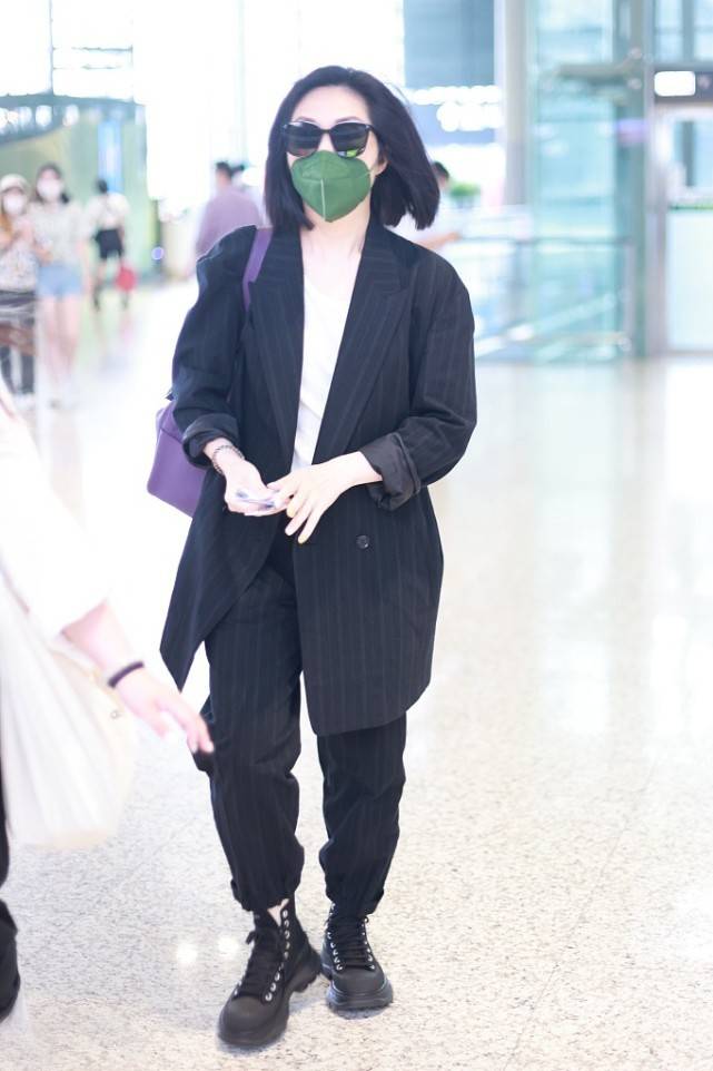 显得 47岁杨千嬅还这么潮，牛仔夹克+皮靴经典时髦，头发染蓝色很个性