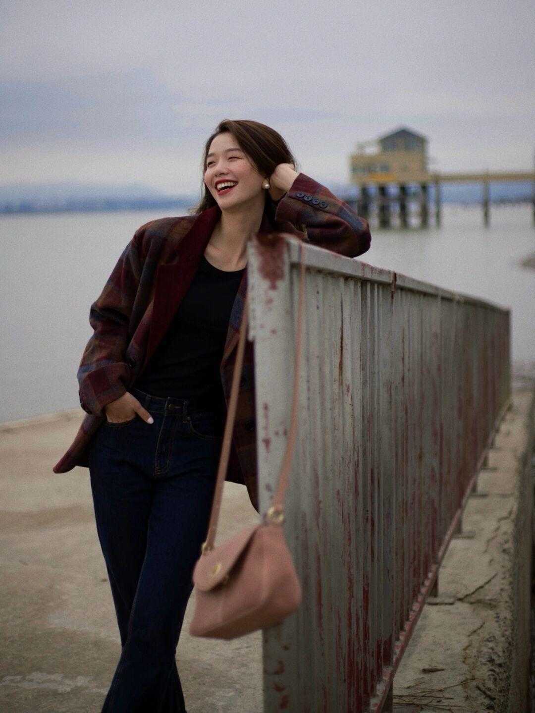 显得 格纹西装才是今年最in单品，配牛仔裤、半身裙都时髦，百搭又洋气