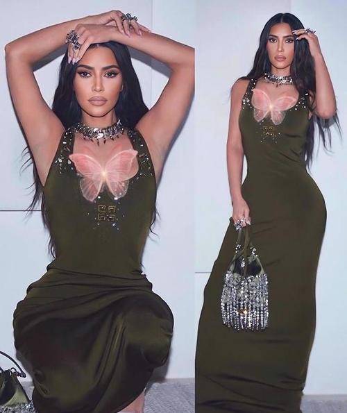 大肚子 金·卡戴珊有多爱穿紧身裙?在孕期挺着大肚子也要穿,身材太棒了