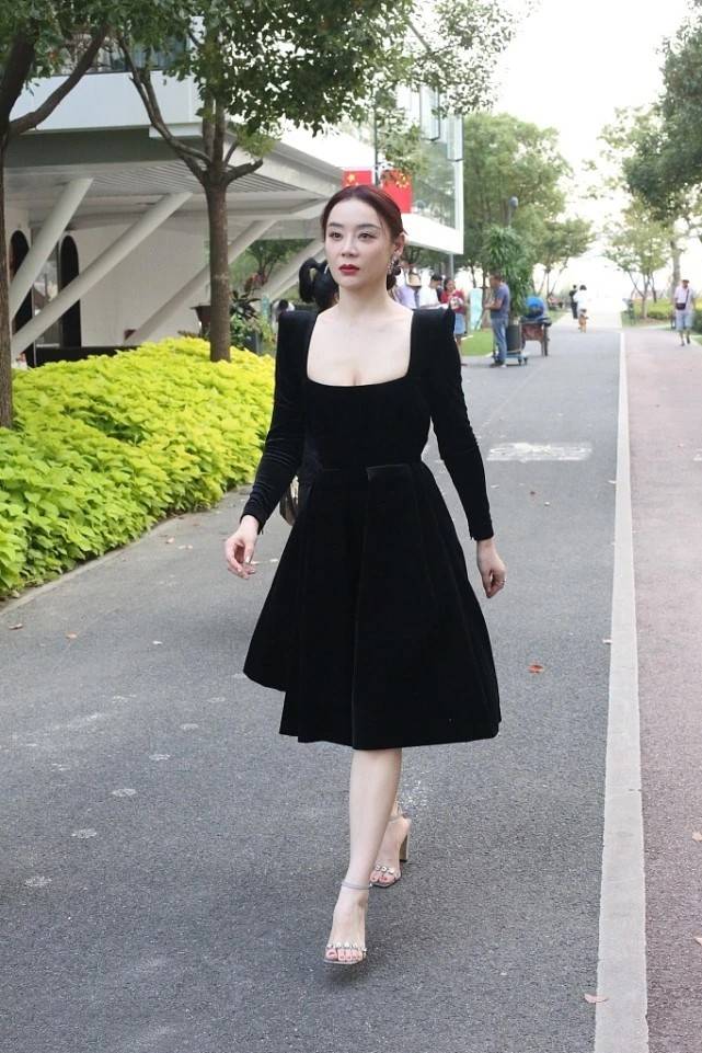 身材 袁姗姗颜值下滑真快，穿方领小黑裙显“老态”，身材倒是很抢镜