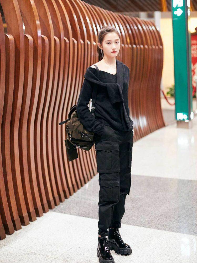 工装裤 关晓彤穿“睡衣风”长裙扎麻花辫，满屏青春气，配短靴小腿成焦点