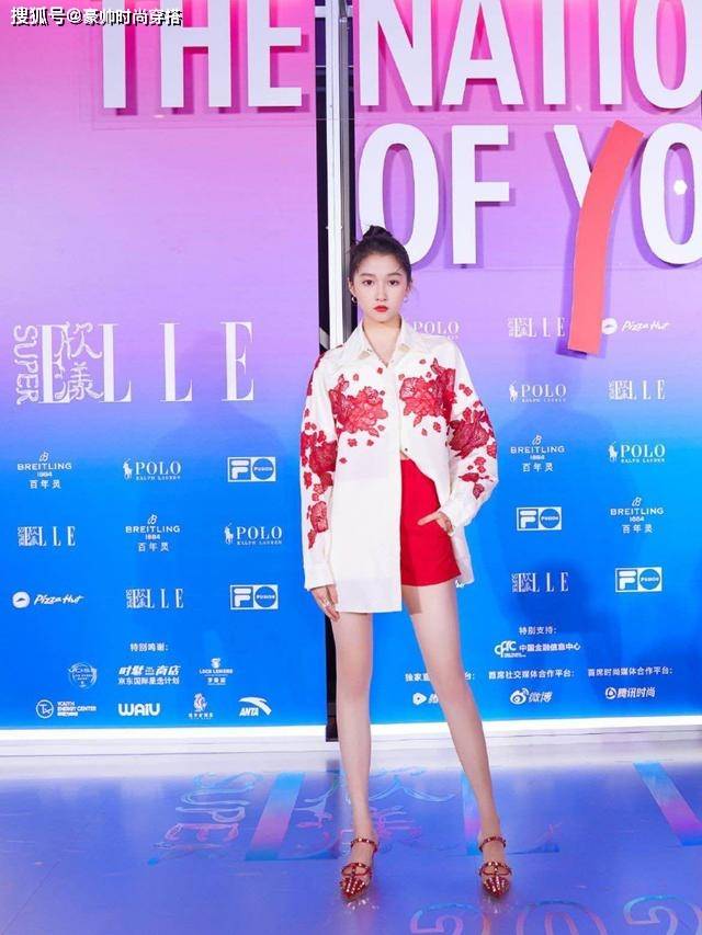 展现 关晓彤凭穿搭美出圈，“白衬衫+例假裤”高级又时髦，越看越喜欢