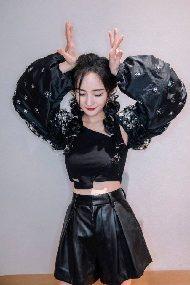 黑色 全黑look照样穿出优雅感！明星穿搭小技巧不容错过，让你美美出镜