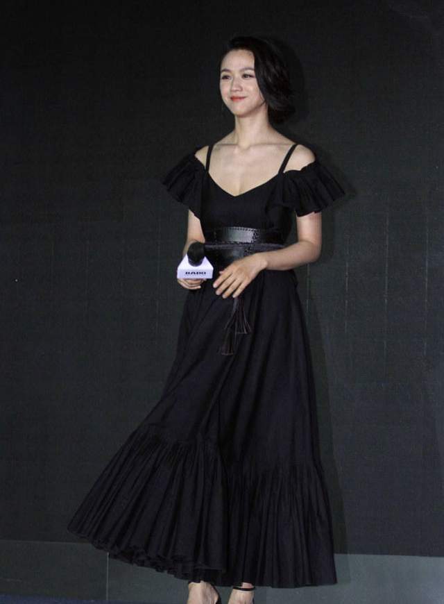线条美 汤唯的“纯欲系”穿搭太迷人，一袭黑色吊带裙，知性优雅显女人味