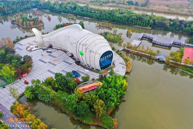 鱼族馆建筑外形酷似一条大鱼游弋在美丽的湿地公园内,是洪泽湖湿地