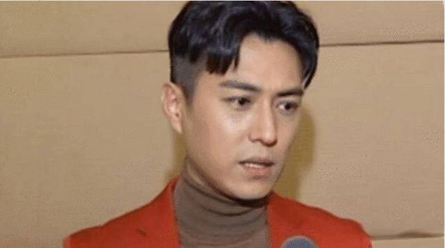 小动作|靳东调侃陈晓:为何会出演《突围》秦小冲,陈晓的回答够笑三天