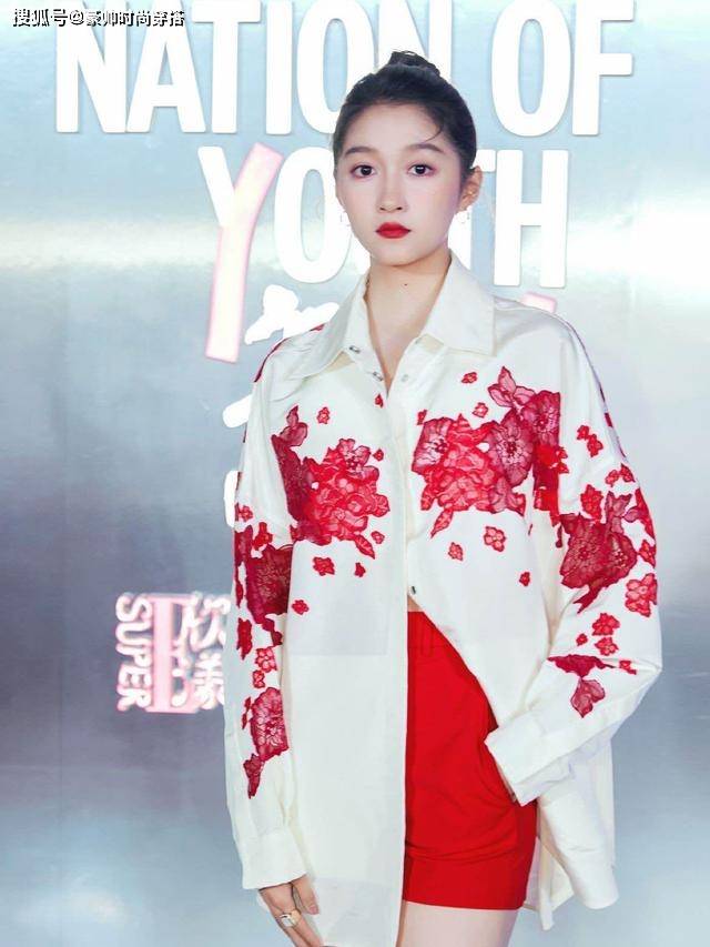 展现 关晓彤凭穿搭美出圈，“白衬衫+例假裤”高级又时髦，越看越喜欢