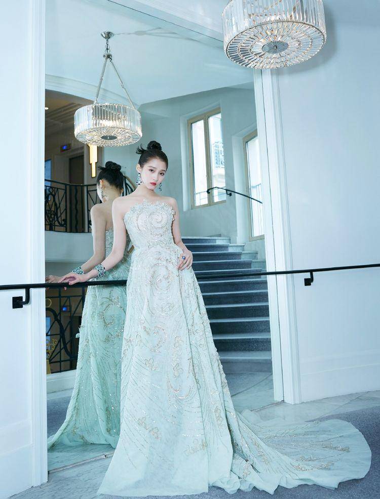 工装裤 关晓彤穿“睡衣风”长裙扎麻花辫，满屏青春气，配短靴小腿成焦点