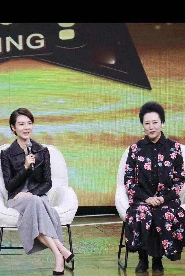 样子王丽云穿花棉袄录节目，一身老人打扮，这才是66岁真实样子！