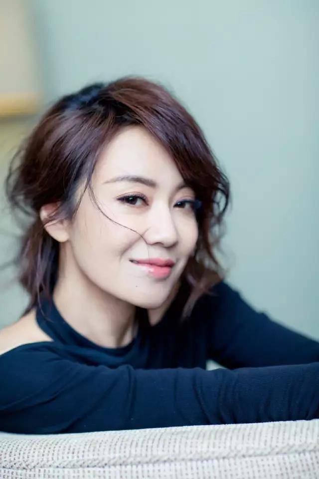 职场|1集就热榜第一！越“老”越开挂的闫妮，凭什么把场子撑住了