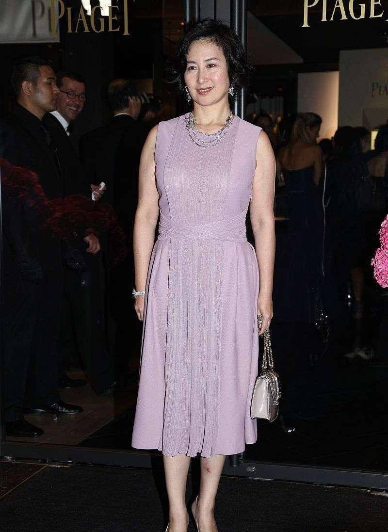 颜色 何超琼真有豪门气度，穿花花绿绿的薄纱黑裙，皱纹里藏着优雅自信