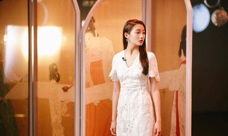 工装裤 关晓彤穿“睡衣风”长裙扎麻花辫，满屏青春气，配短靴小腿成焦点