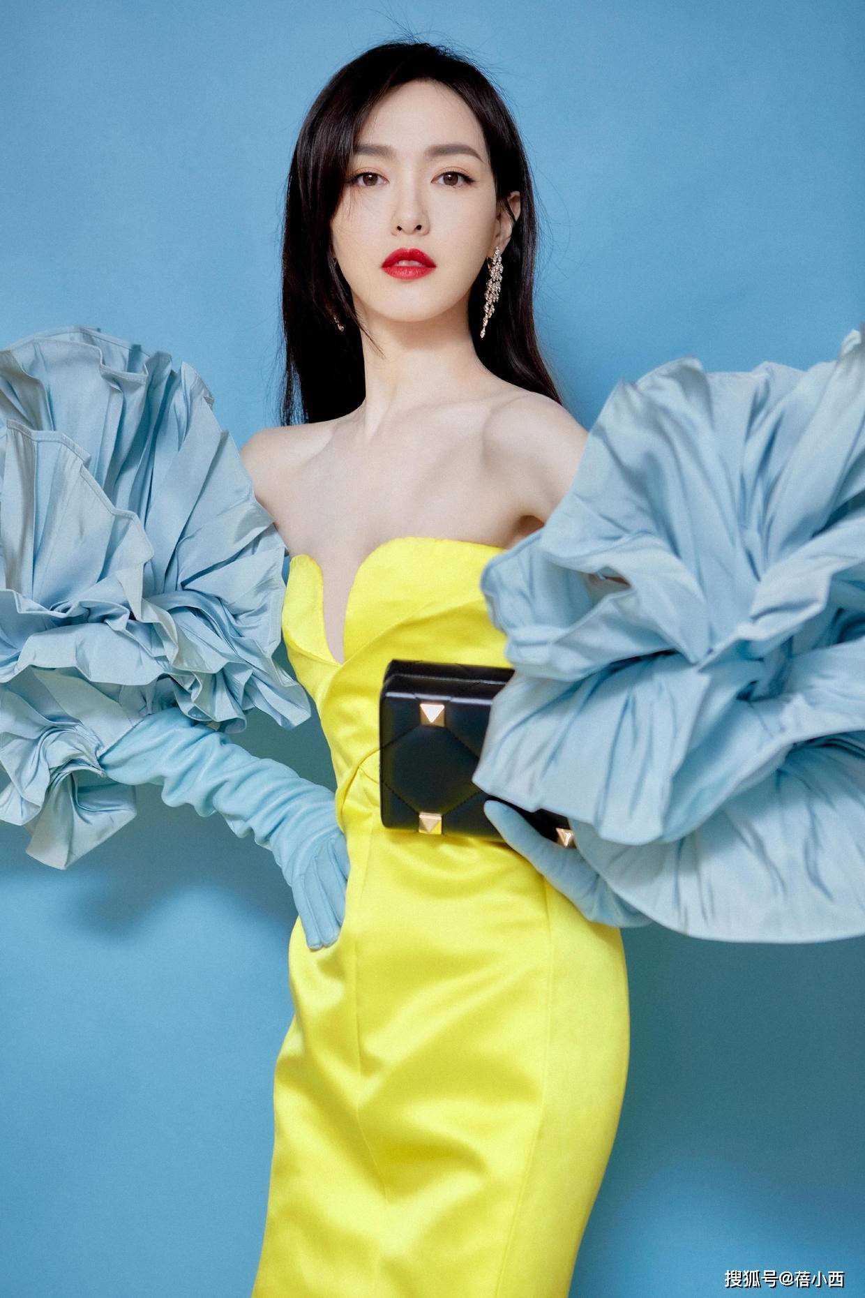 原创又被唐嫣惊艳了戴绣球花手套穿柠檬黄抹胸裙网友绝美