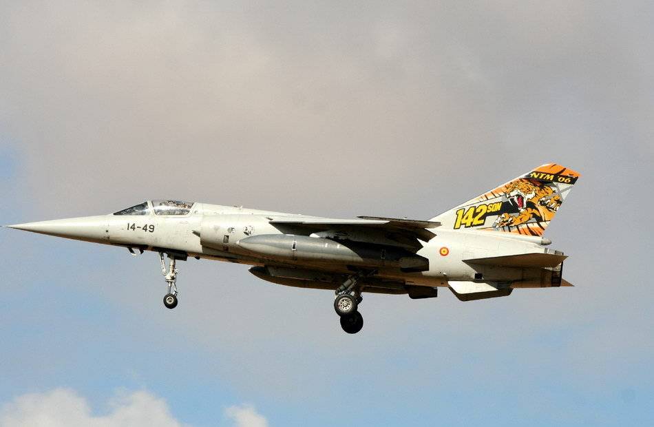 法兰西之翼:担任低空低速下的地面支援任务的幻影f1_战斗机