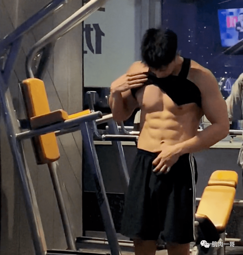 健身|194cm夜店猛男脱衣秀肉引发尖叫，这肉体谁顶得住啊