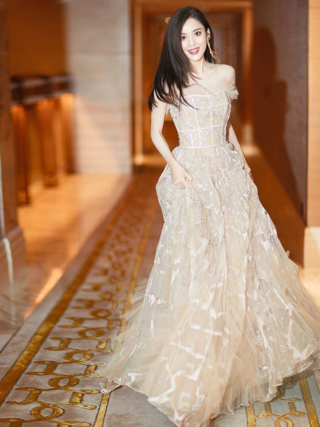 身材 不愧是新疆的姑娘，娜扎太会穿了，几百块的服饰穿出上万的效果